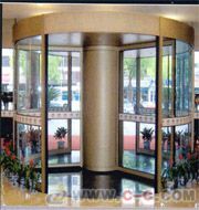 青島鑫凱達(dá)門控 專業(yè)打造山東三翼環(huán)柱式自動(dòng)旋轉(zhuǎn)門，提升空間豪華感與智能化水平